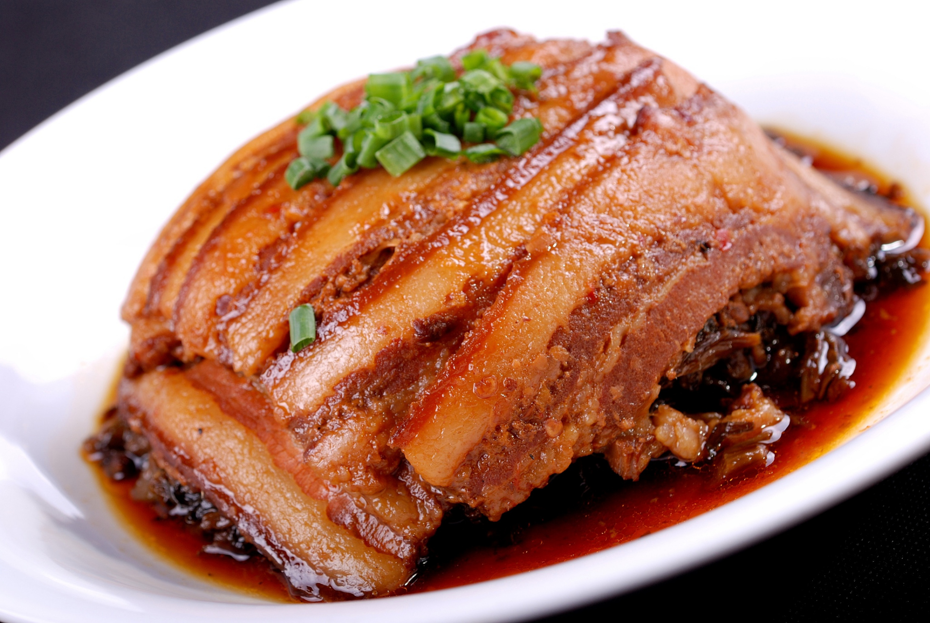 梅菜扣肉是美食中的一道经典菜品,本文介绍了如何烹饪出美味可口的梅