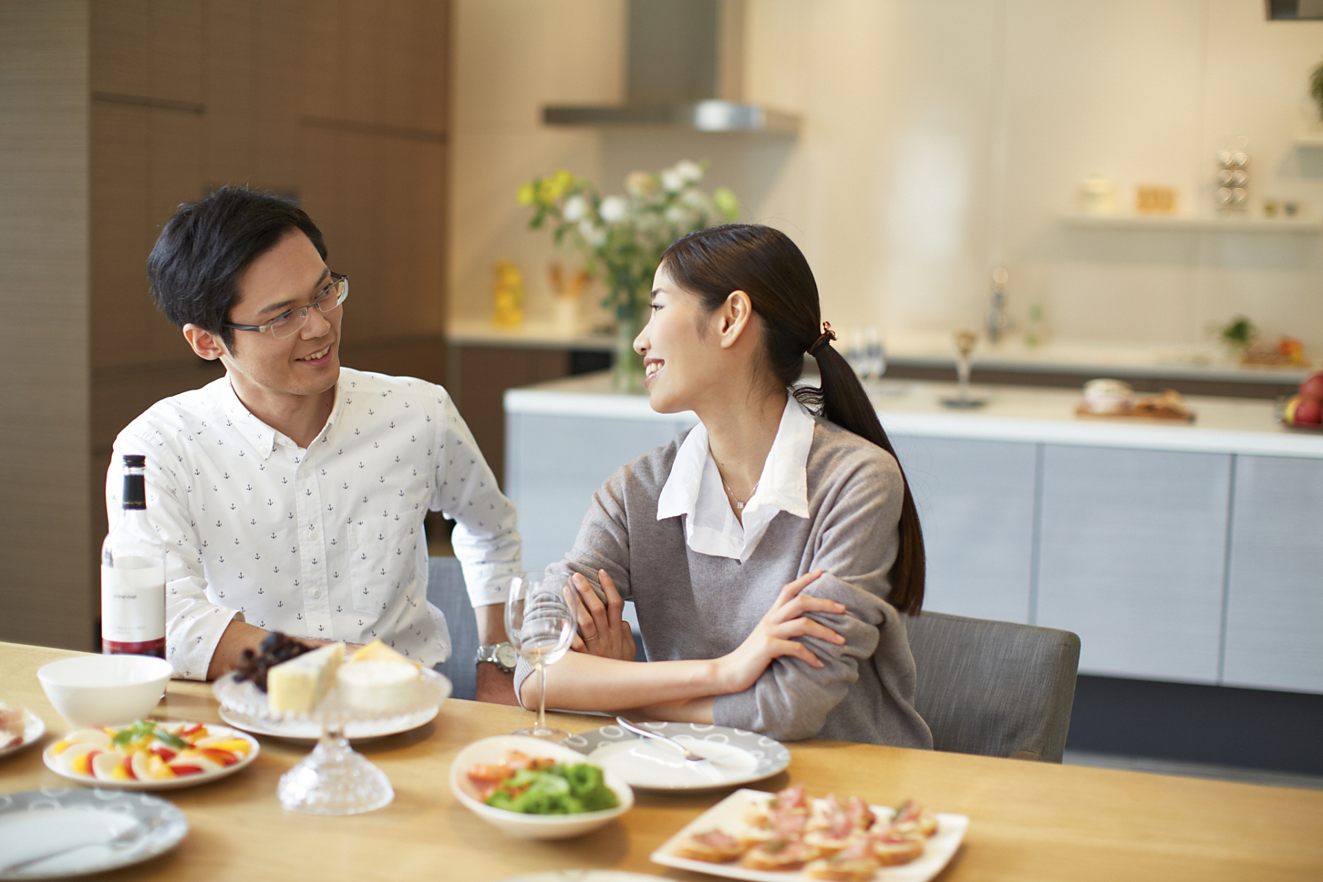 一对夫妻在晚餐时,丈夫对妻子说:"亲爱的,你做的饭真好吃!