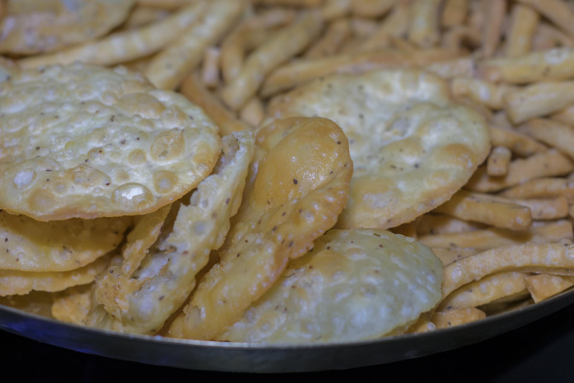 杠子馍的制作工艺精湛,将面粉和水调制成面团,再将面团擀成薄片状