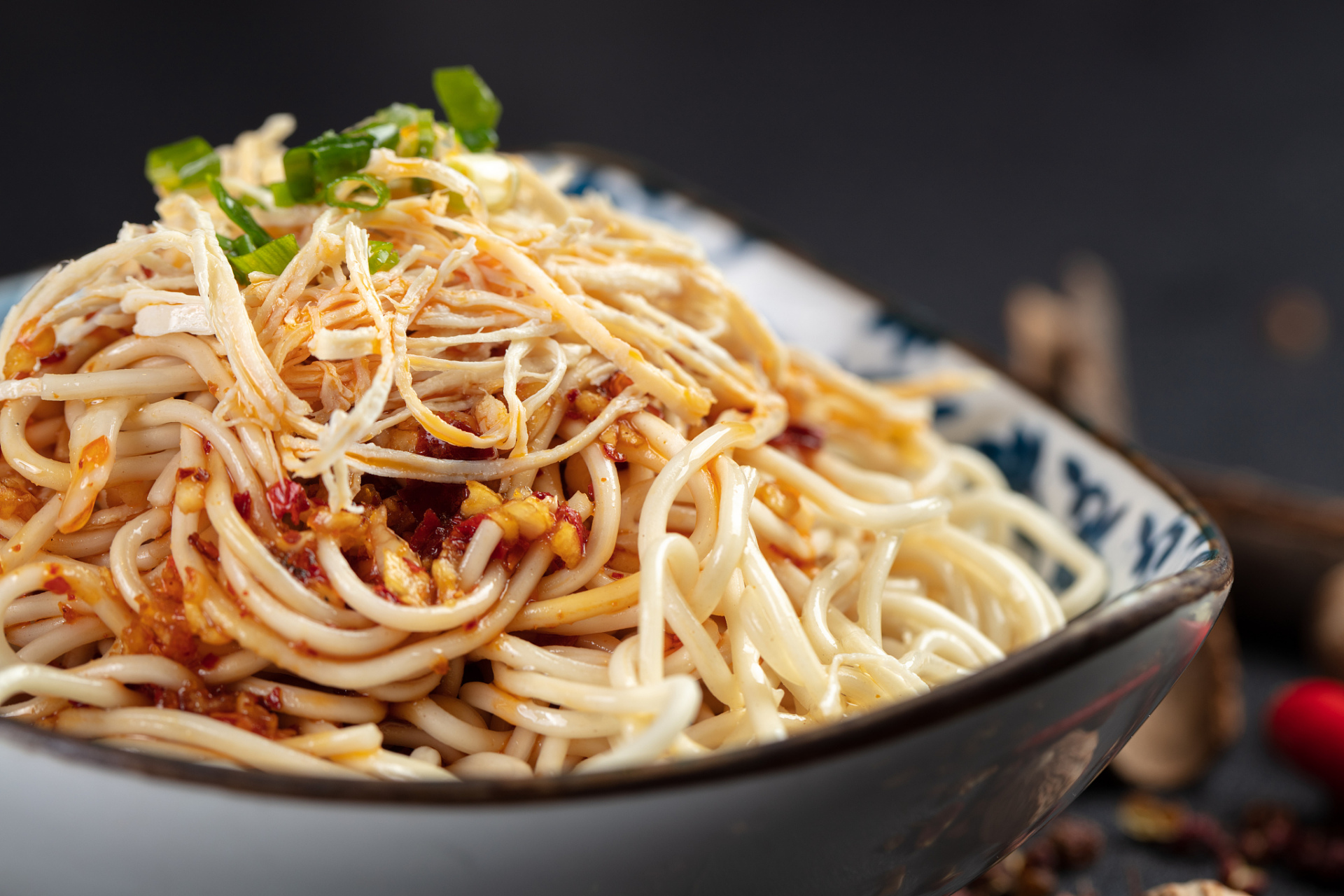 我最近有一次在家里做了一道紫苏生姜拌凉面,让我深刻体会到了夏天