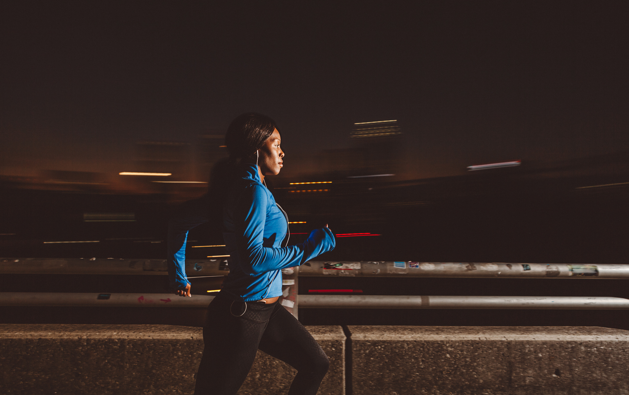 有一次和女同事一起去夜跑,她的跑步动作不标准,我帮她纠正动作,不
