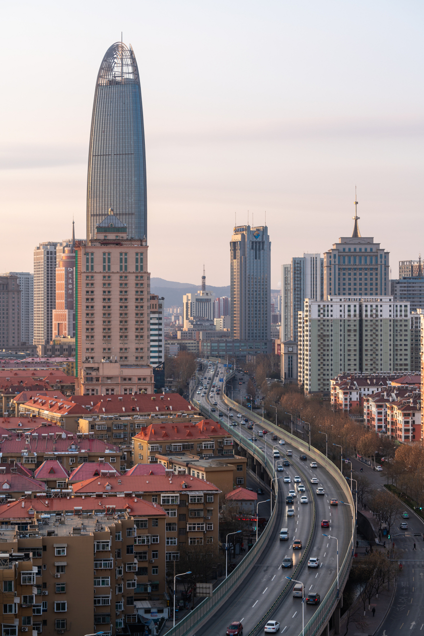 以下是山东省济南市的十大旅游景点概览:  趵突泉,作为济南的标志性