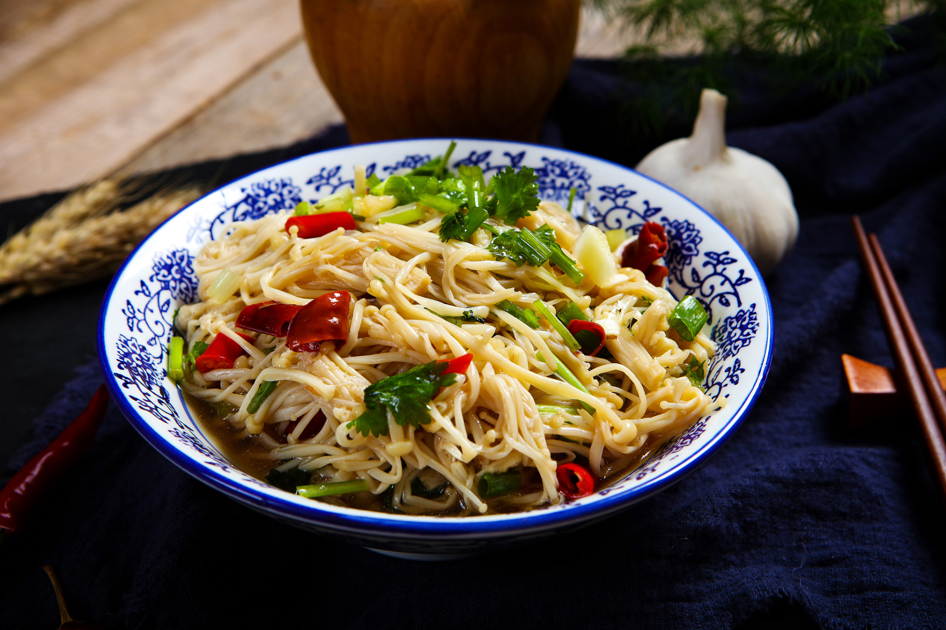 菠菜金针菇怎么做凉拌菜:  11566 首先,我们需要准备以下食材:  *