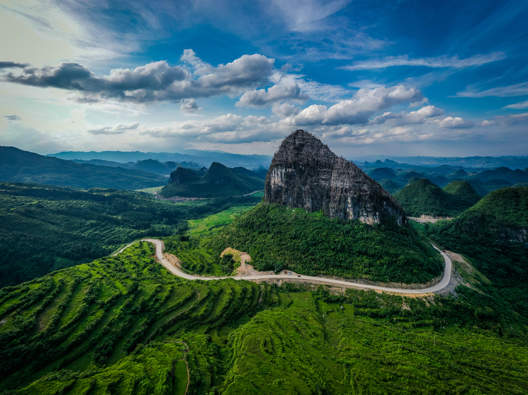 连州位于广东省北部,拥有山水秀美,风光独特,人文底蕴丰厚的特点.
