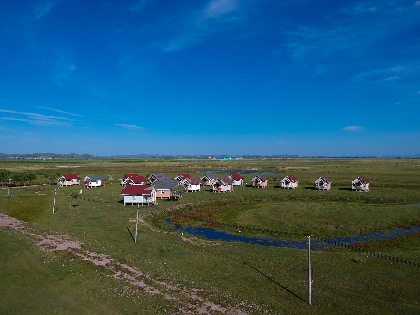 通湖草原旅游区,古丝绸之北路要塞,被当地人民称为沙漠中的伊甸园.
