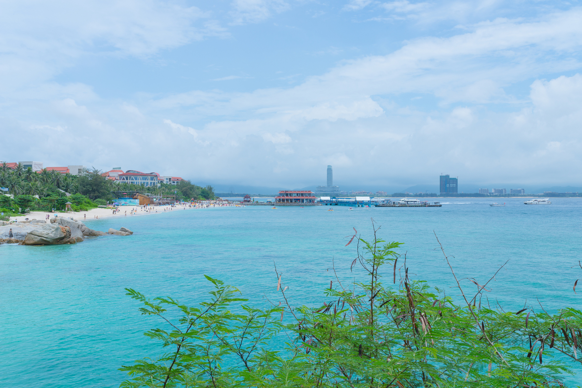 距离三亚市东北部海岸2.