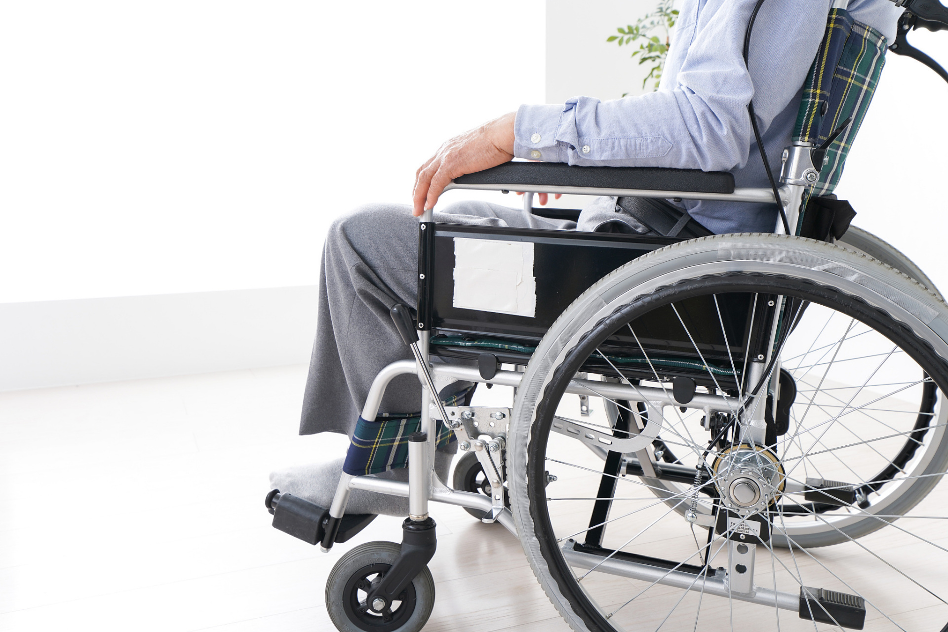 他的父亲承诺会归还轮椅,于是我们同情地让他离开