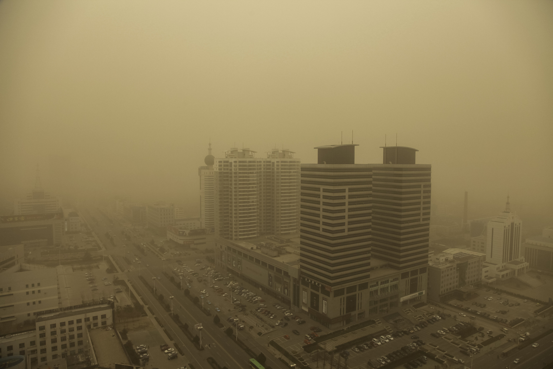 沙尘暴的形成主要有两个因素:1,动力因素.