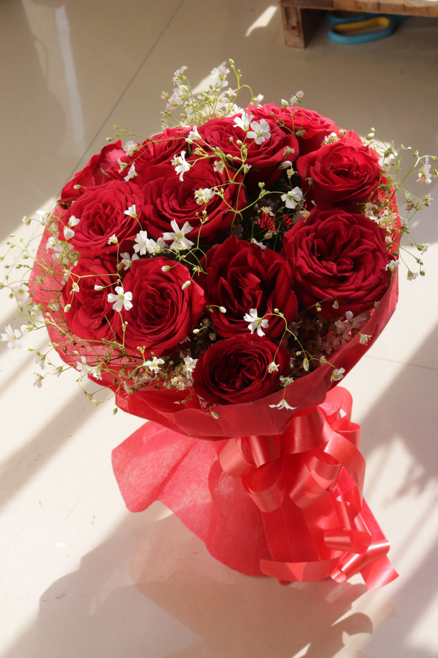 你向世人诉说着奔放的爱情和深沉的情感,无声地传递着情人间的默契与