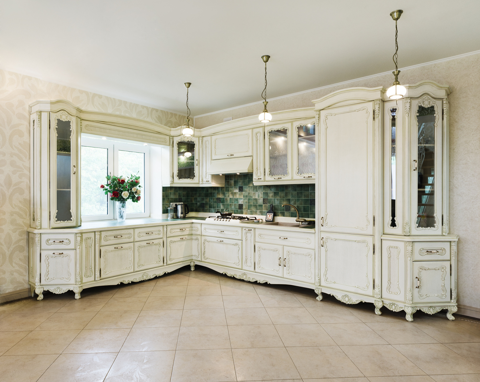 欧式风格厨房的设计要表现出高贵,典雅和浪漫的气质,注重色彩的选择和