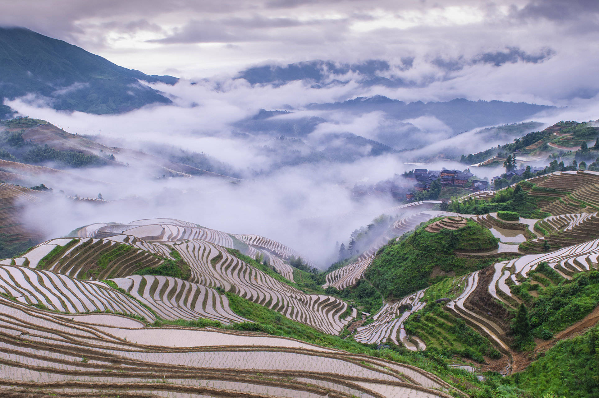 桂林十大著名景点! 1.龙脊梯田风景名胜区 2.两江四湖 3.漓江景区 4.