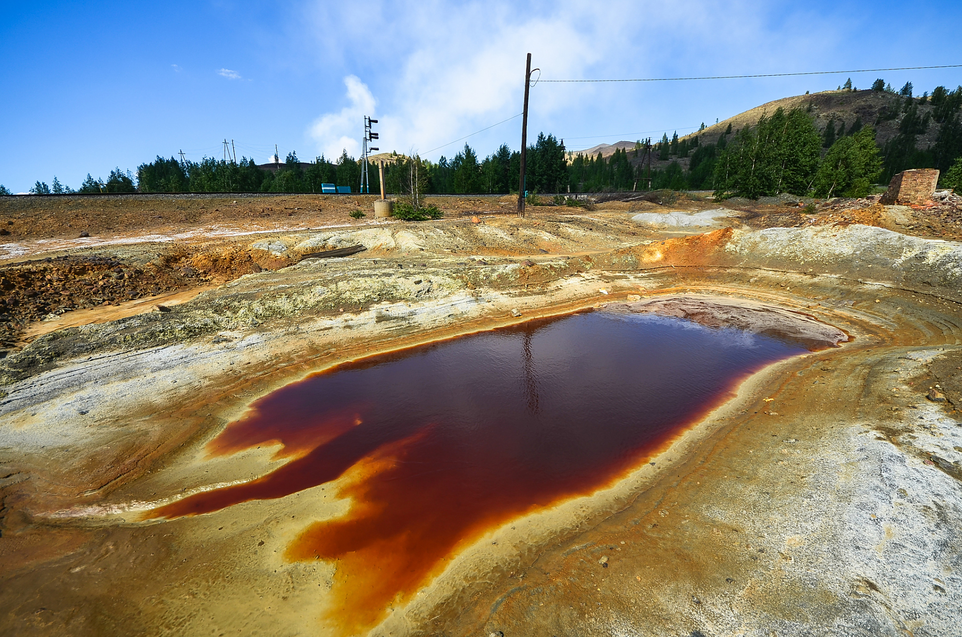 核污水和核废水完全两码事.  核污染水是指被核燃料污染的水,如核泄漏