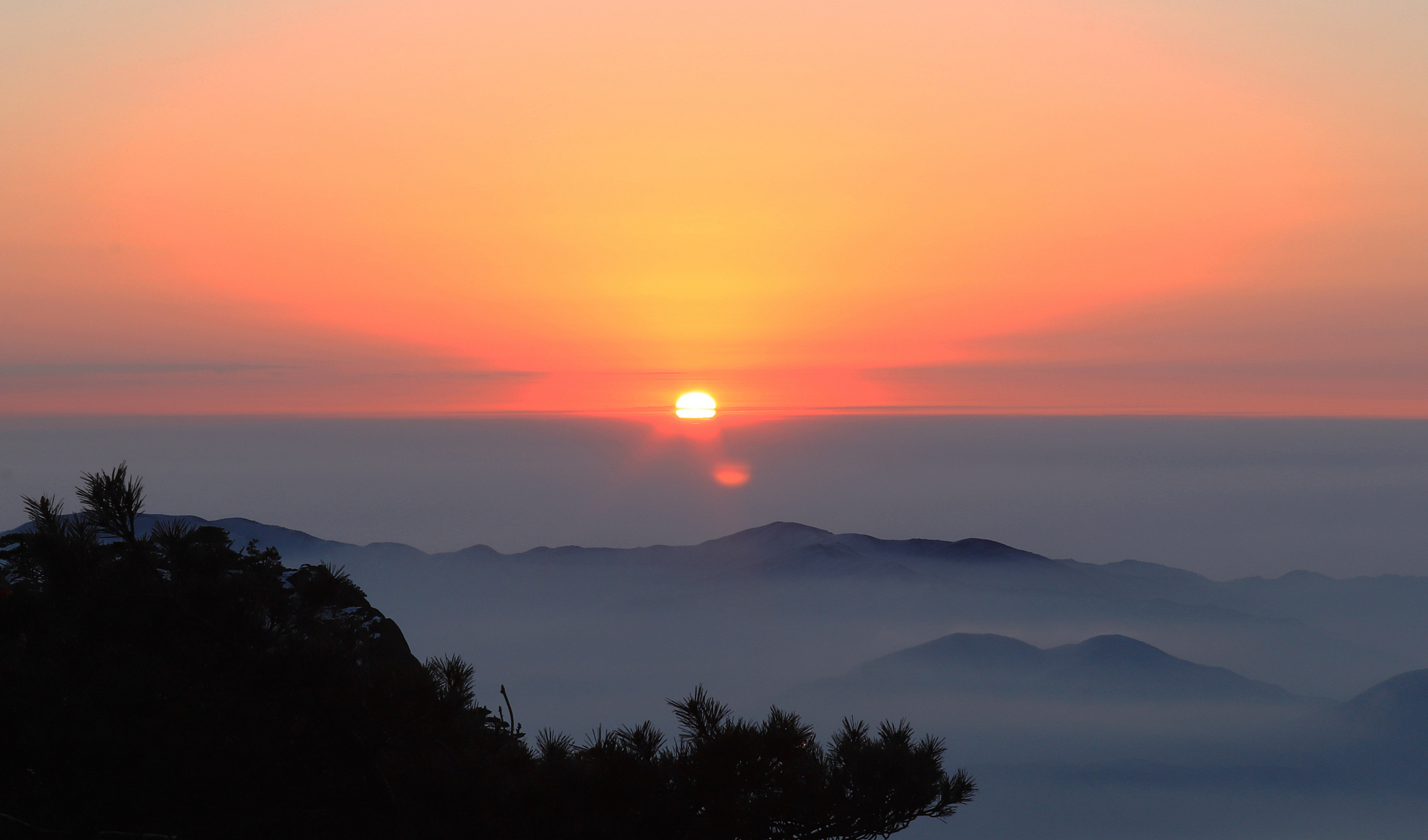 阳光照耀山峰的图片图片