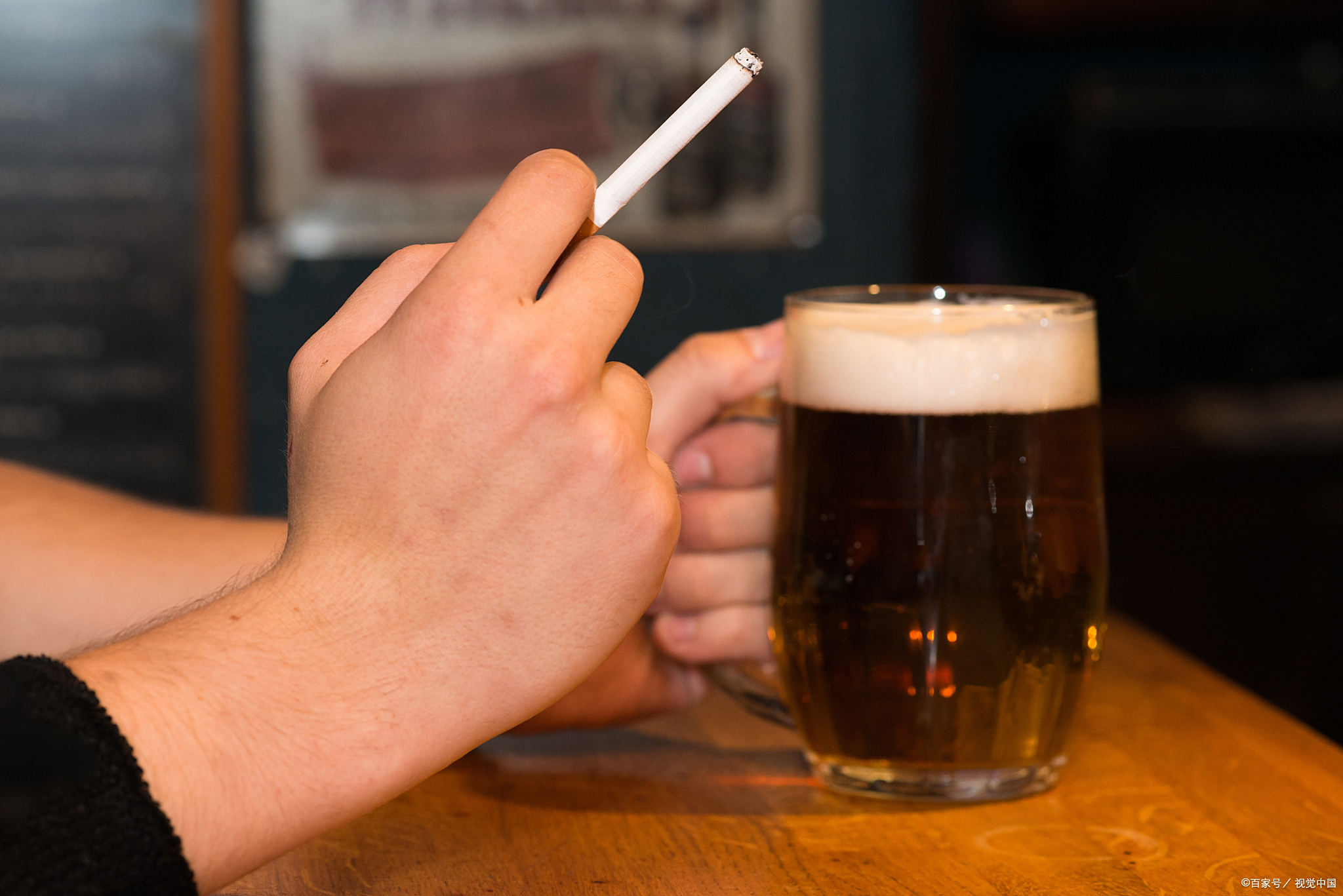 浙江一男子因每天抽烟百根,啤酒当水喝,最终患上多种癌症