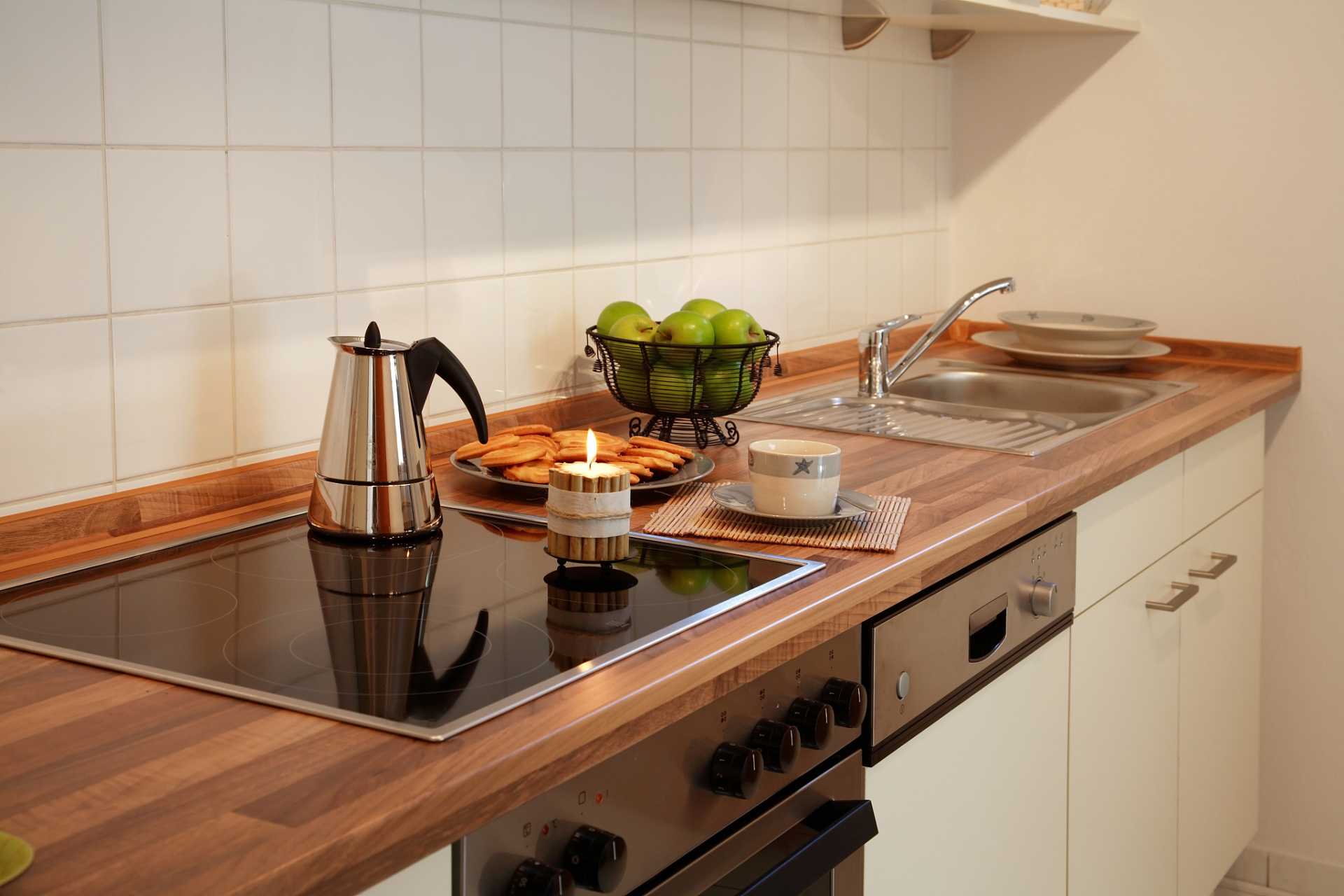 家庭厨房灶台面的材料比较多样,石英石,亚克力,天然石材,木质,不锈钢