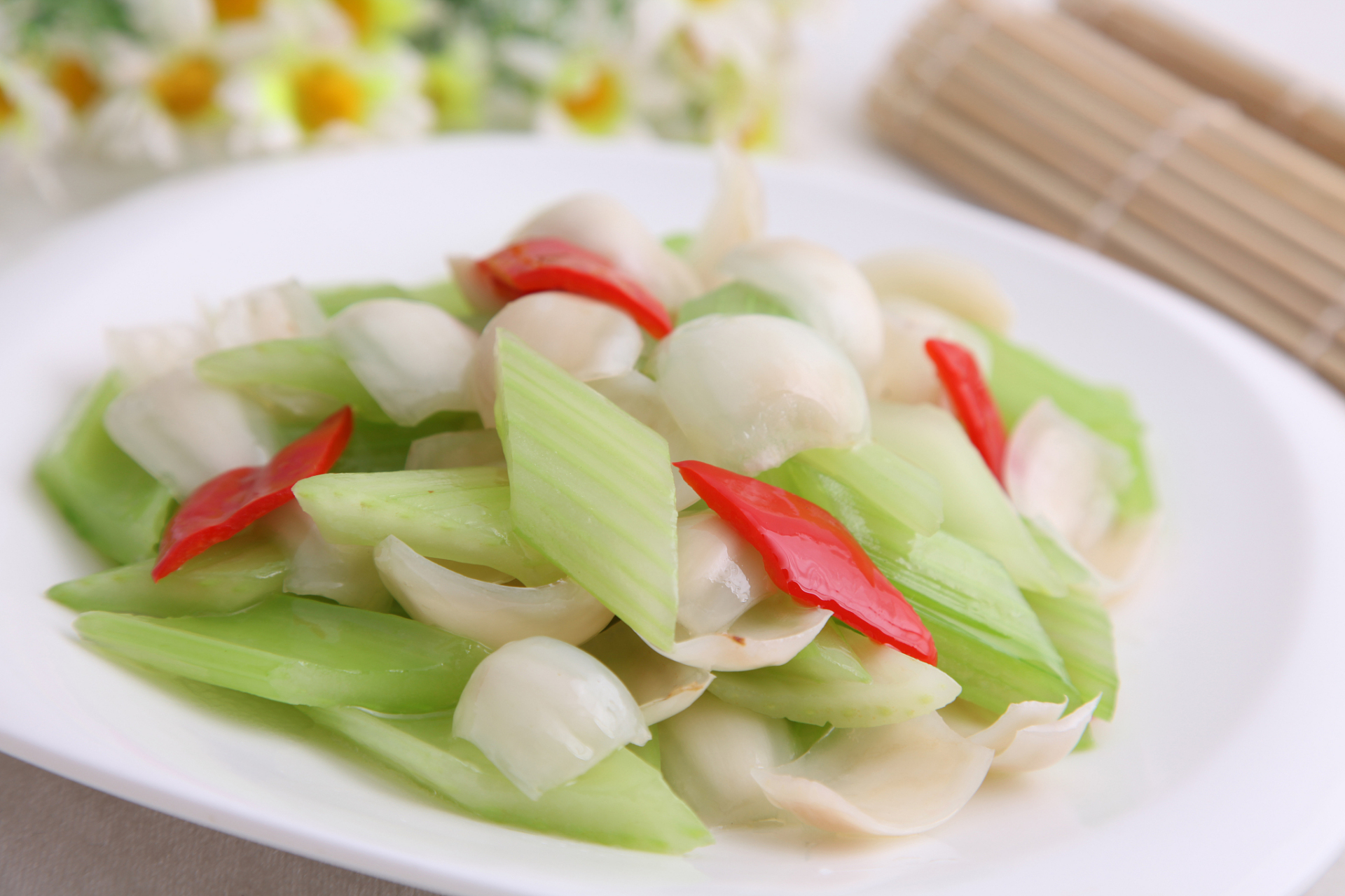 大家好,欢迎来到农村美食课堂,今天给大家分享西芹炒百合的家常做法.