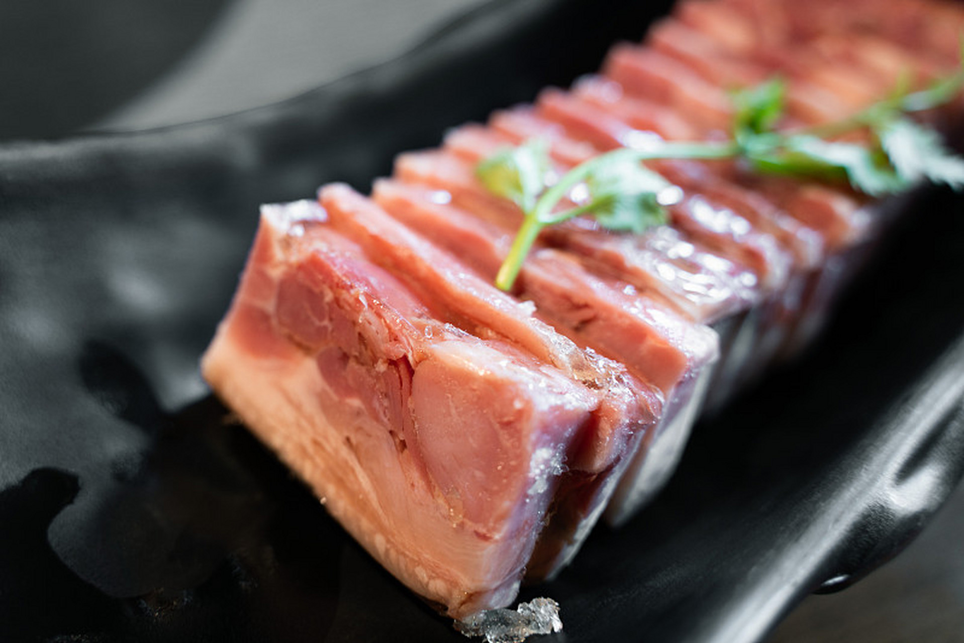 叉烧肉制作需备齐叉烧酱,蜂蜜等调料,选用肥瘦相间的梅花肉或五花肉