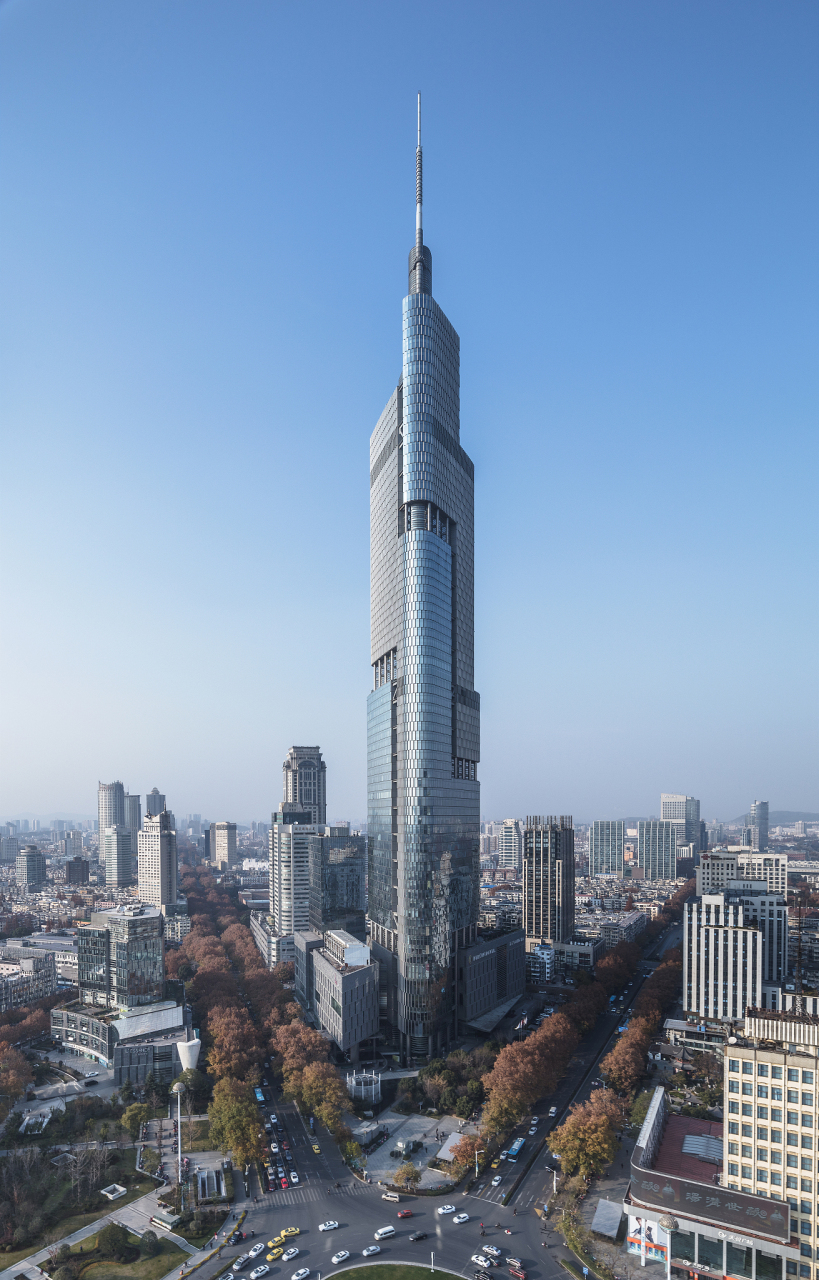 这座大厦位于南京市鼓楼区中央路1号,是南京的标志性建筑之一,也常被