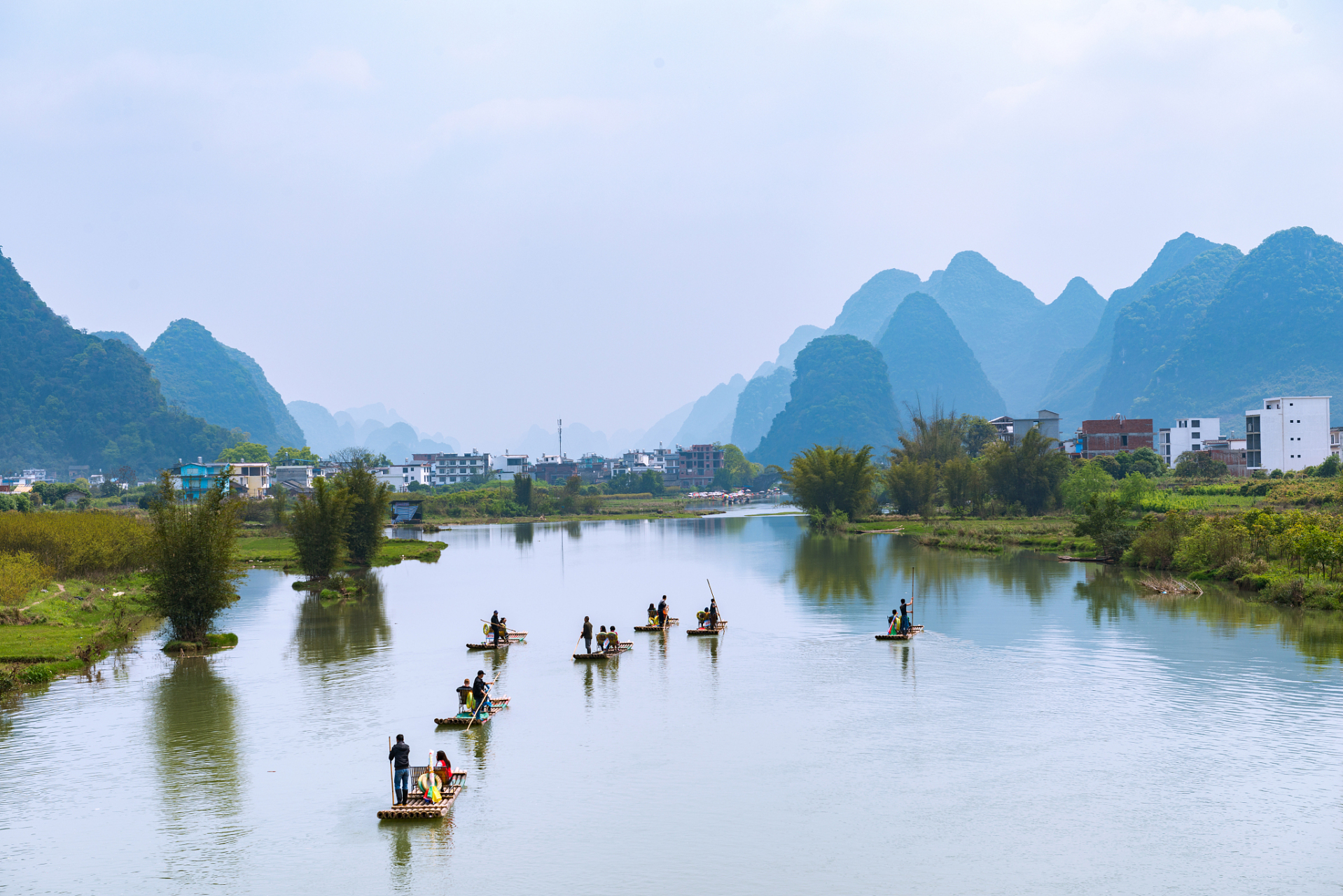 最近在广西桂林阳朔遇龙河景区发生了筏工打游客事件,引发了广泛关注.