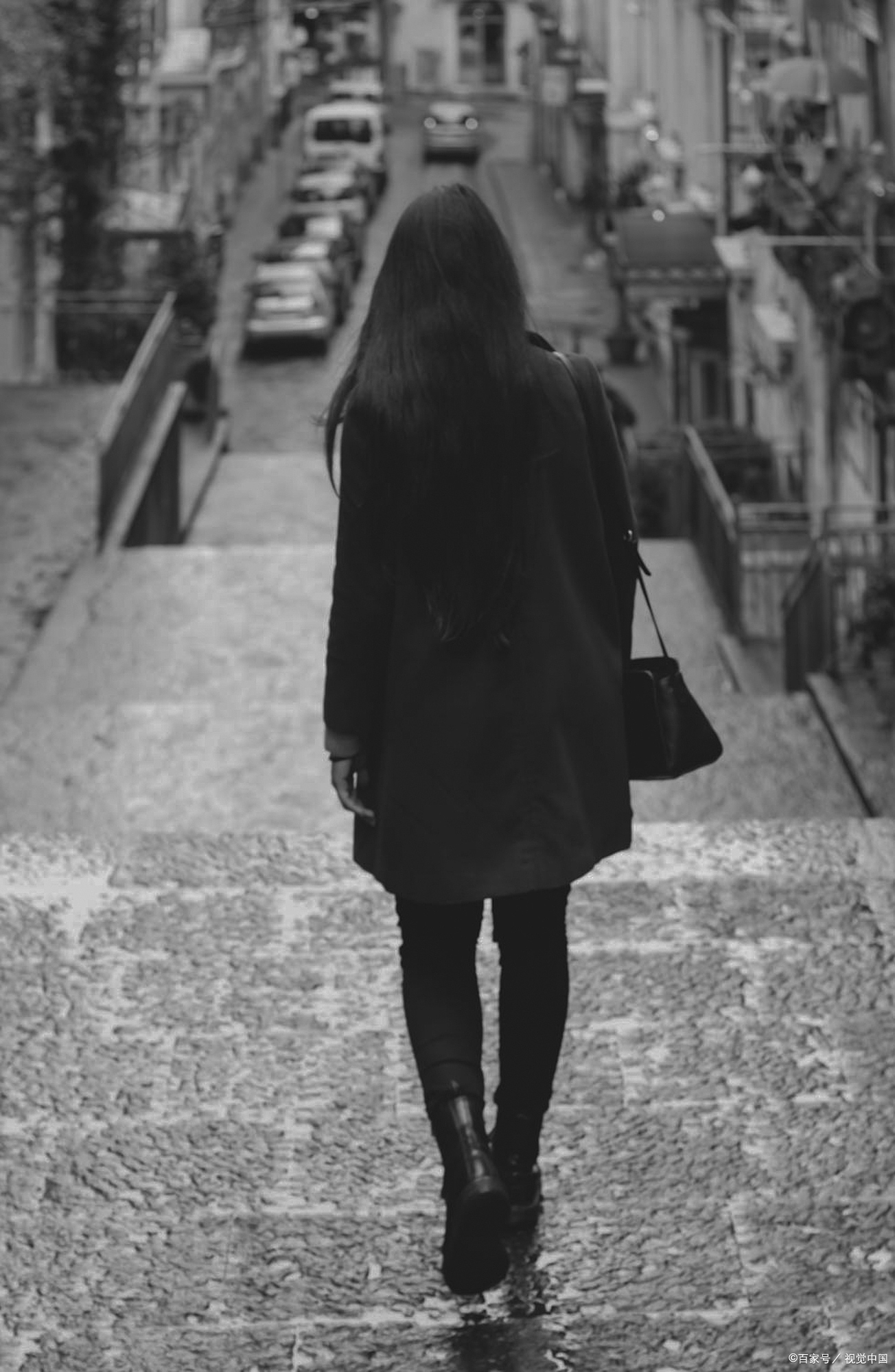 这些伤感的瞬间,就像夜空中的繁星,虽然闪烁着微弱的光芒,却深深地