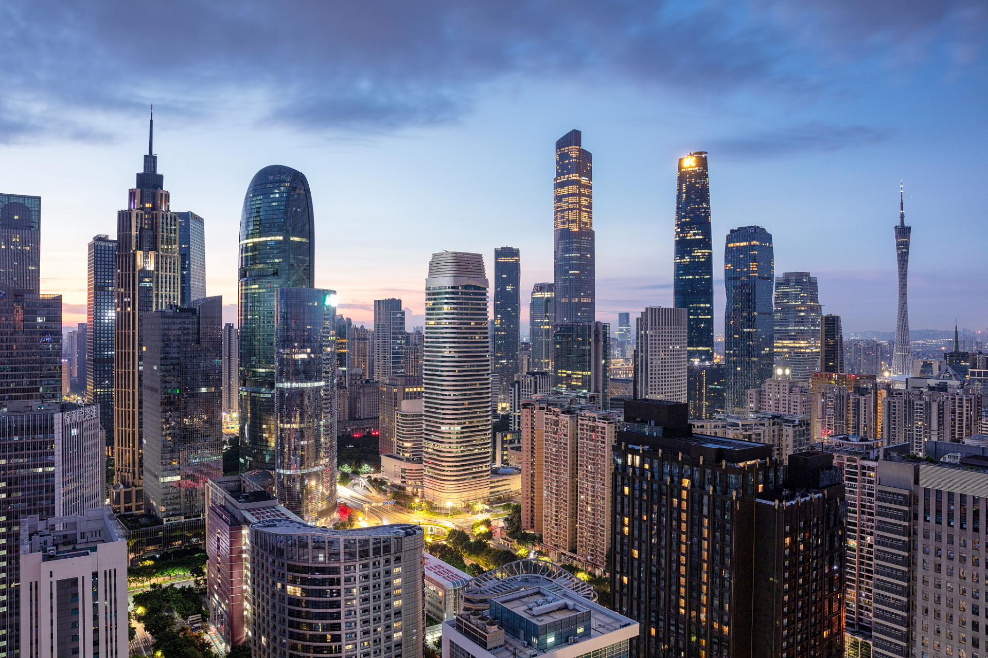 高楼大厦林立,车水马龙的街道上行人络绎不绝,展现了都市生活的繁忙.