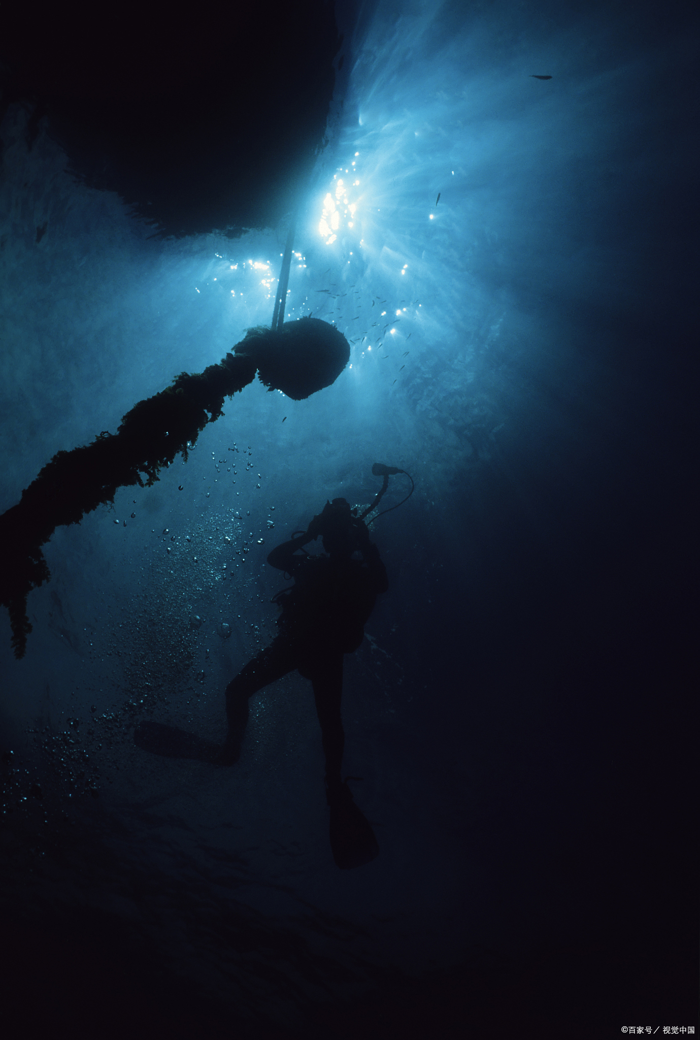 这种恐惧可能源自于多种因素,包括但不限于:  未知的恐惧:深海是一个