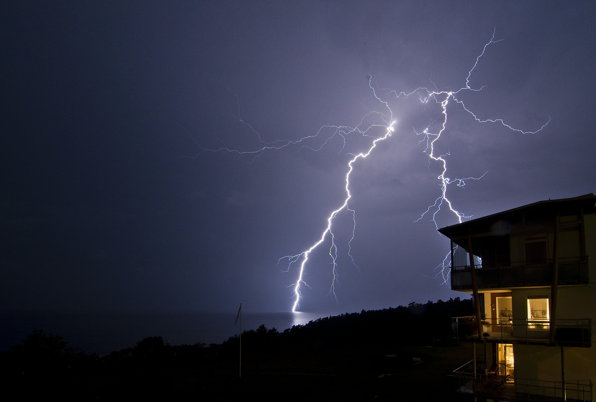 《雷阵雨》#诗词歌赋小组#  云蔽天空暗,雷声滚滚来.