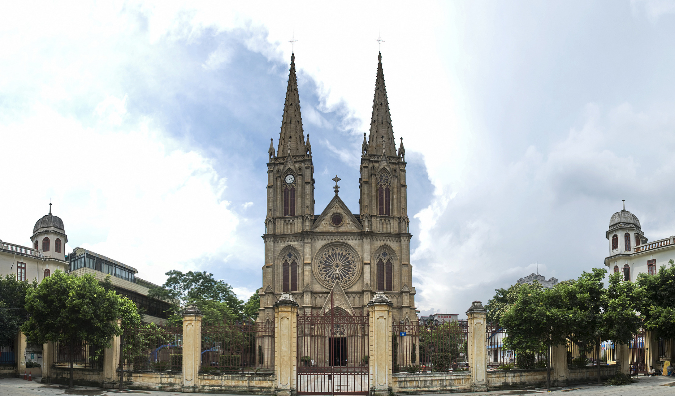 广州圣心大教堂石碑被熊孩子弄破,家长还是要管好小孩  4月30日下午