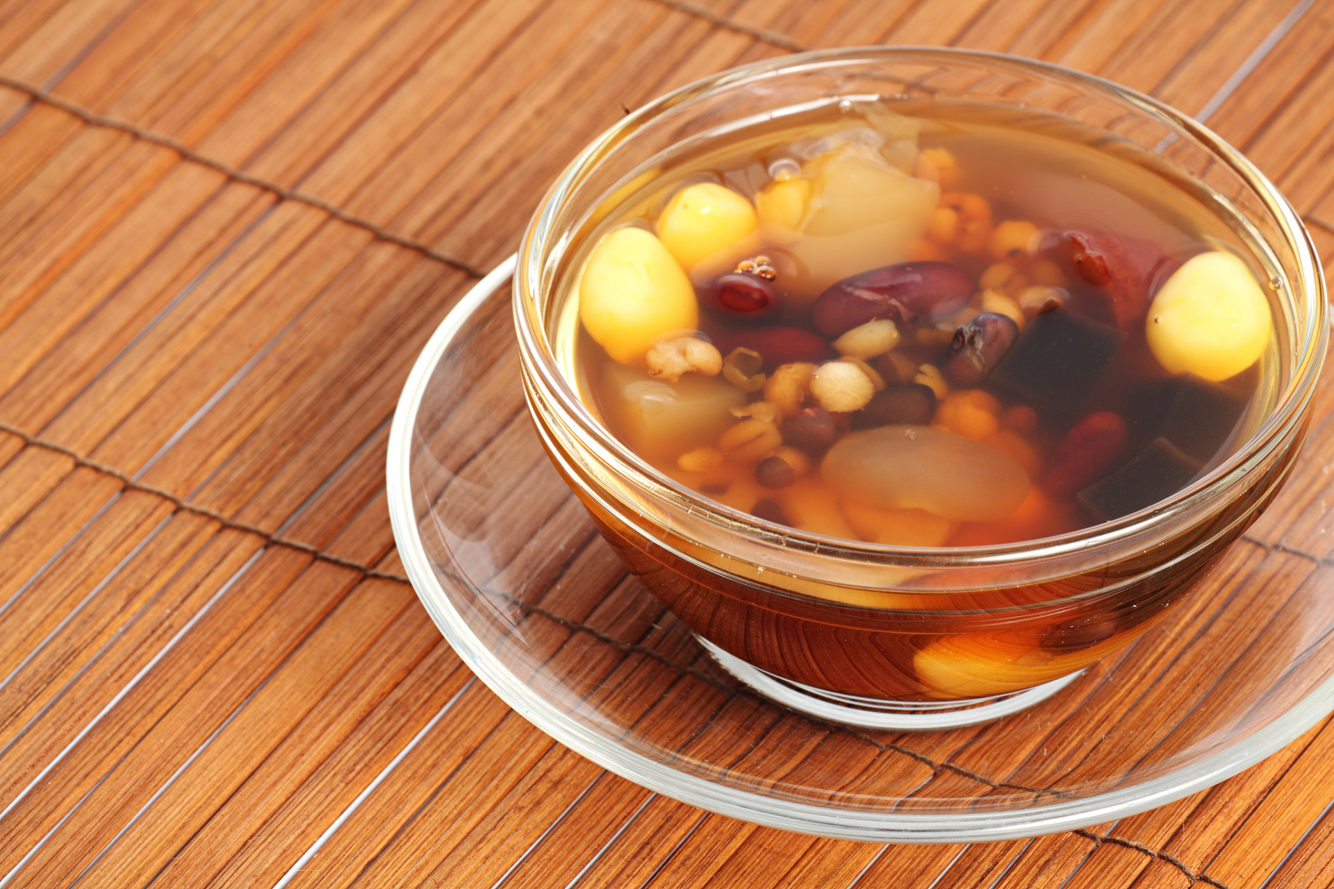 中医治疗精神分裂药膳一则:桂圆莲子冰糖饮 配方:桂圆肉,莲子,冰糖.