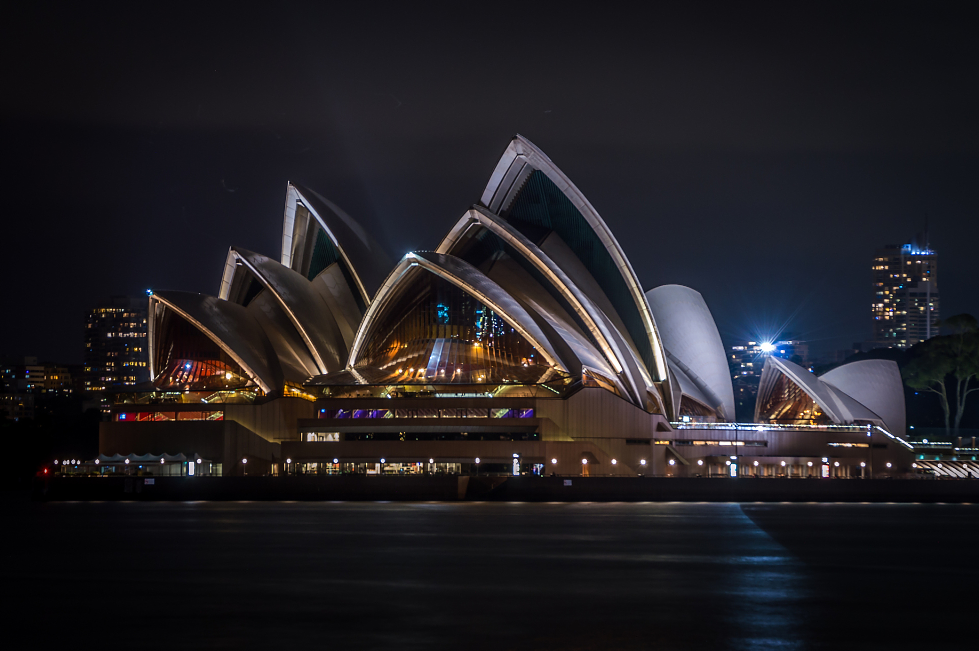 澳大利亚悉尼歌剧院是一座充满音乐与文化的建筑瑰宝,拥有世界一流的