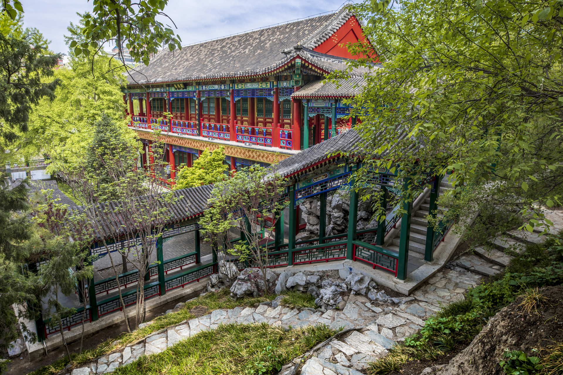 大观园是一座集自然风光,人文景观,园林艺术和旅游休闲为一体的综合性