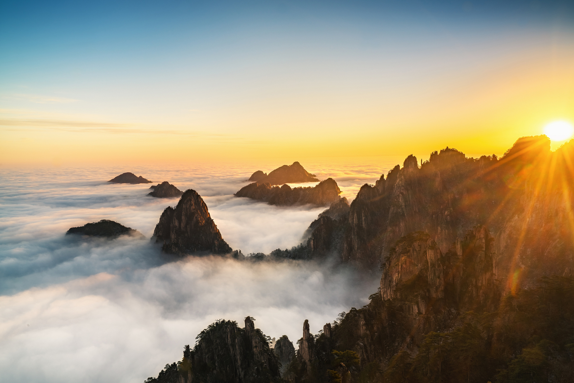 云海是山岳风景的重要景观之一.