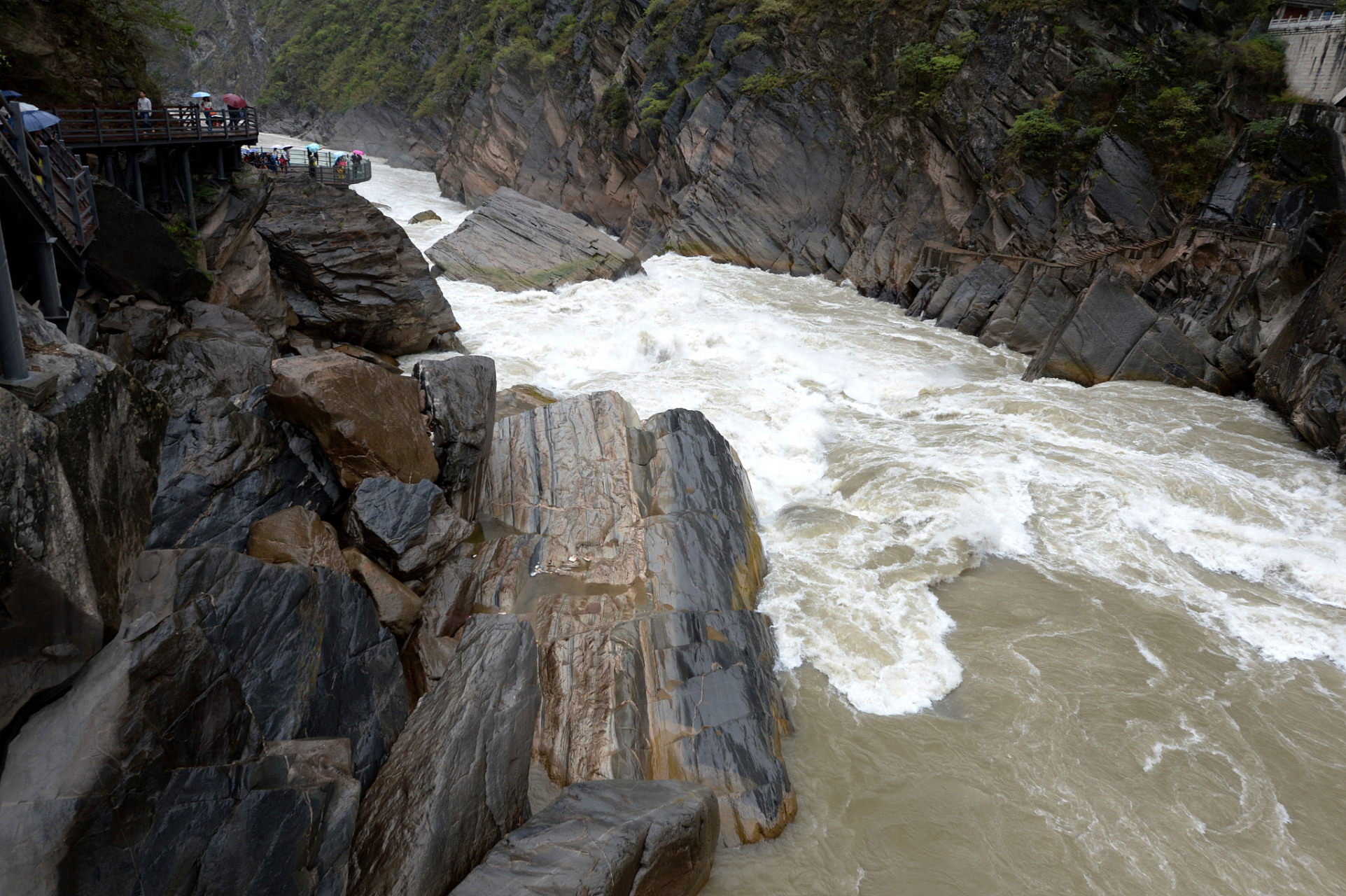 虎跳峡,位于云南大峡谷之中,以其险峻的地貌而闻名.