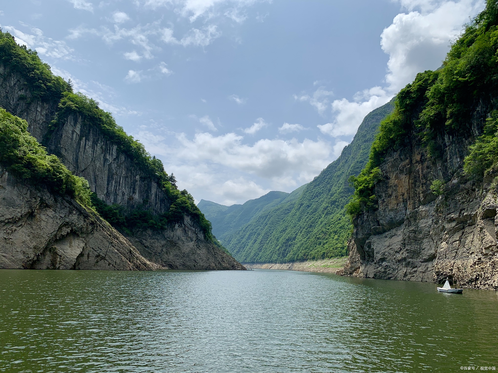 这里碧波荡漾的江水如同流动的绿宝石,在阳光照耀下