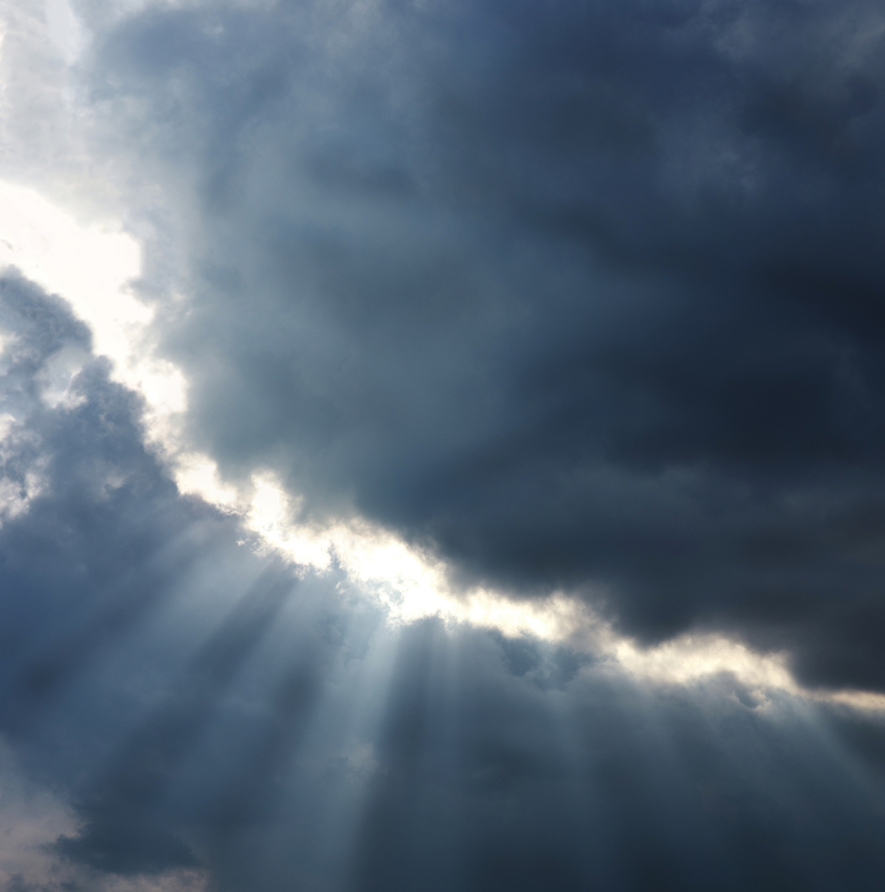 开尔文在报告中提到,热和光理论被两朵乌云遮蔽,分别是瑞利-金斯热