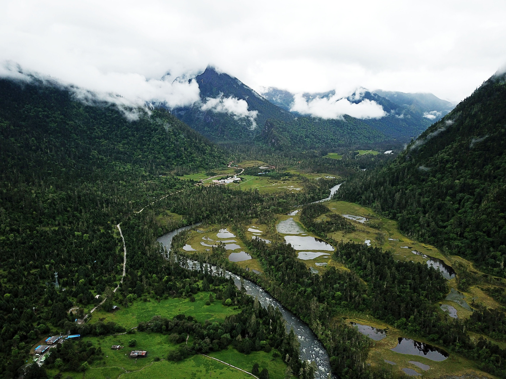 南伊沟:位于西藏林芝市米林市南部的南伊珞巴民族乡境内,是纳伊普曲