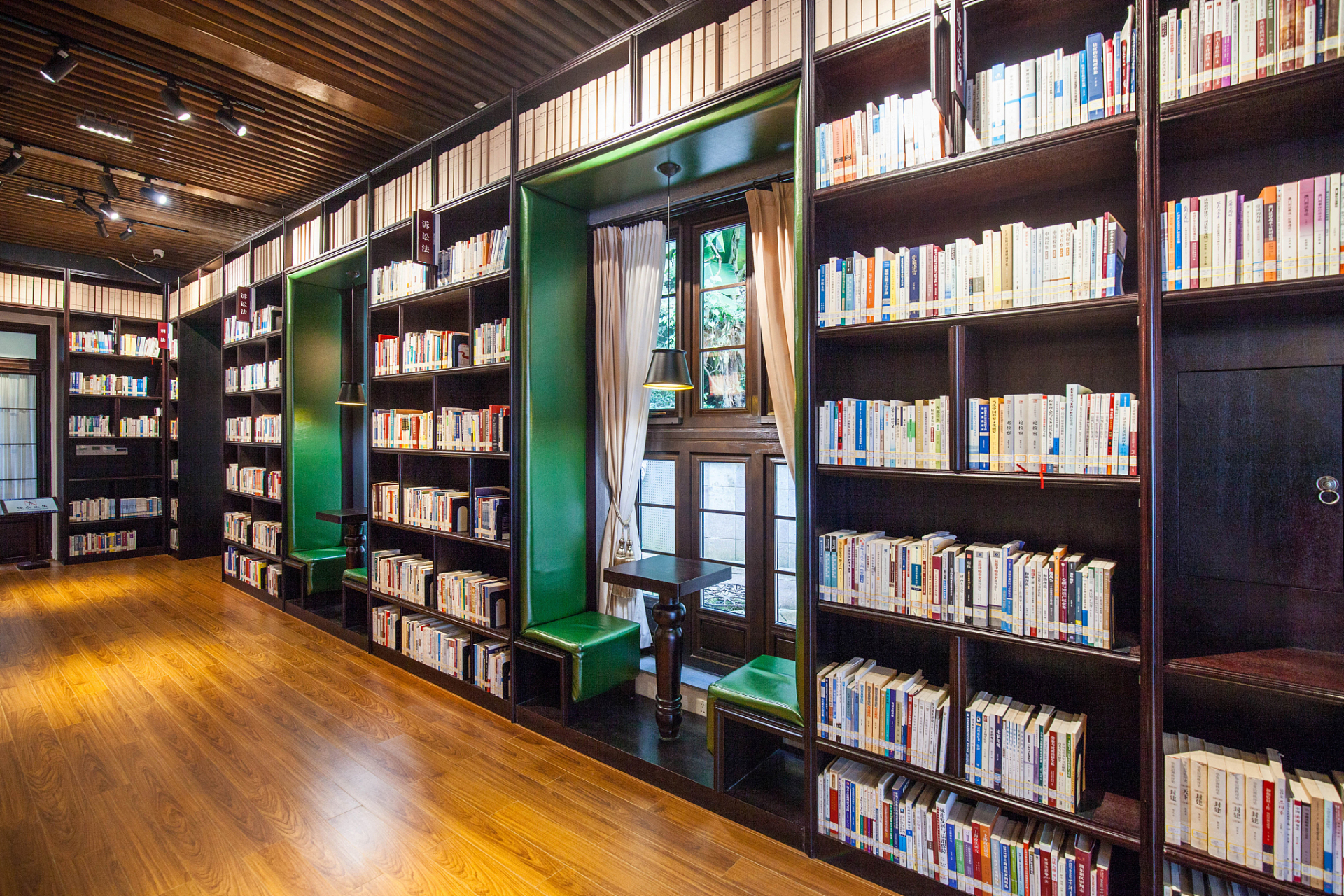 一个"书痴"的梦想:办私人图书馆,与市民共享阅读!