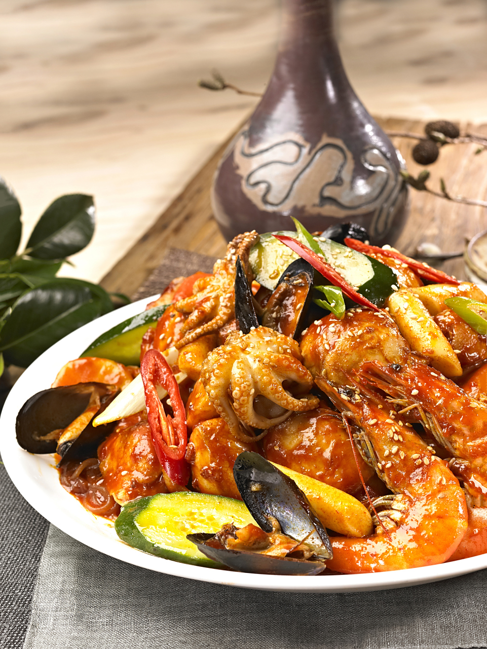 韩国的海鲜炒年糕(seafood stir-fried rice cake)是一道融合了丰富