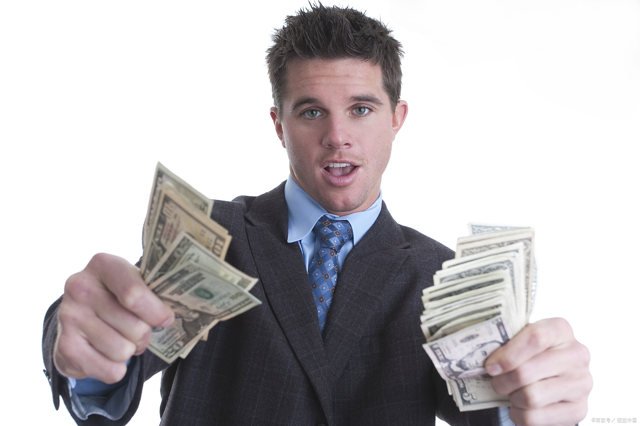 重视运动,保持好手拿钱的男人有钱人的配图拿着钱的帅哥男生钱手那