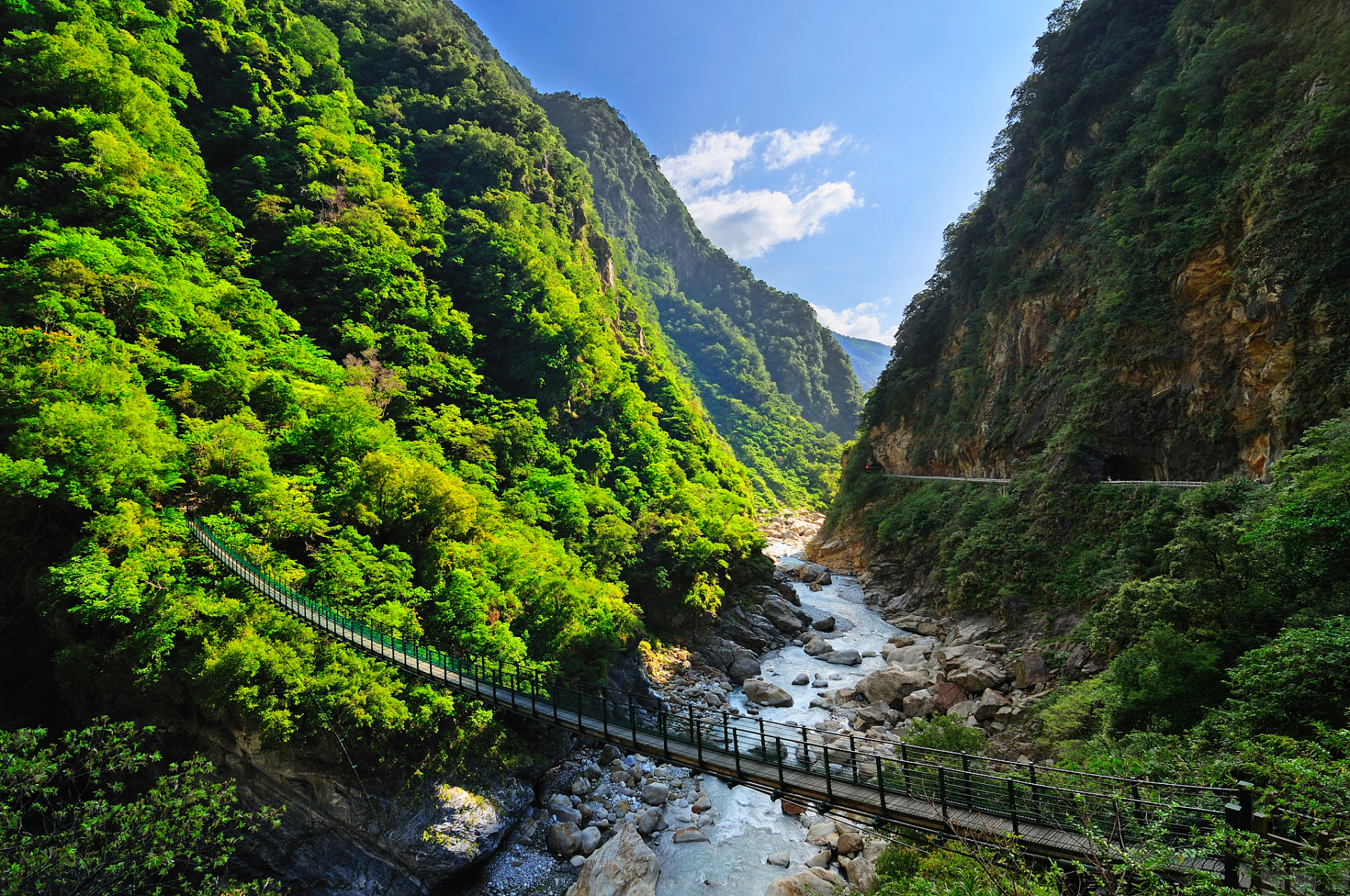 宣汉巴山大峡谷,原名"宣汉百里峡",位于四川省达州市宣汉县,是一处雄