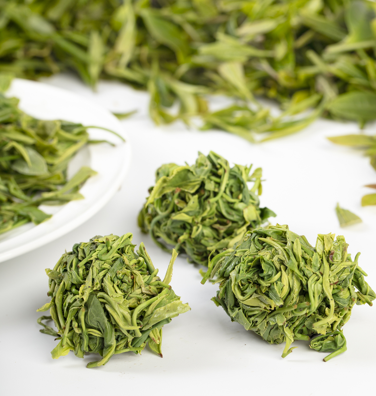 三种植物的叶子 洗头发防脱发  材料:桑叶,侧柏叶,苦丁茶 方法:三种各