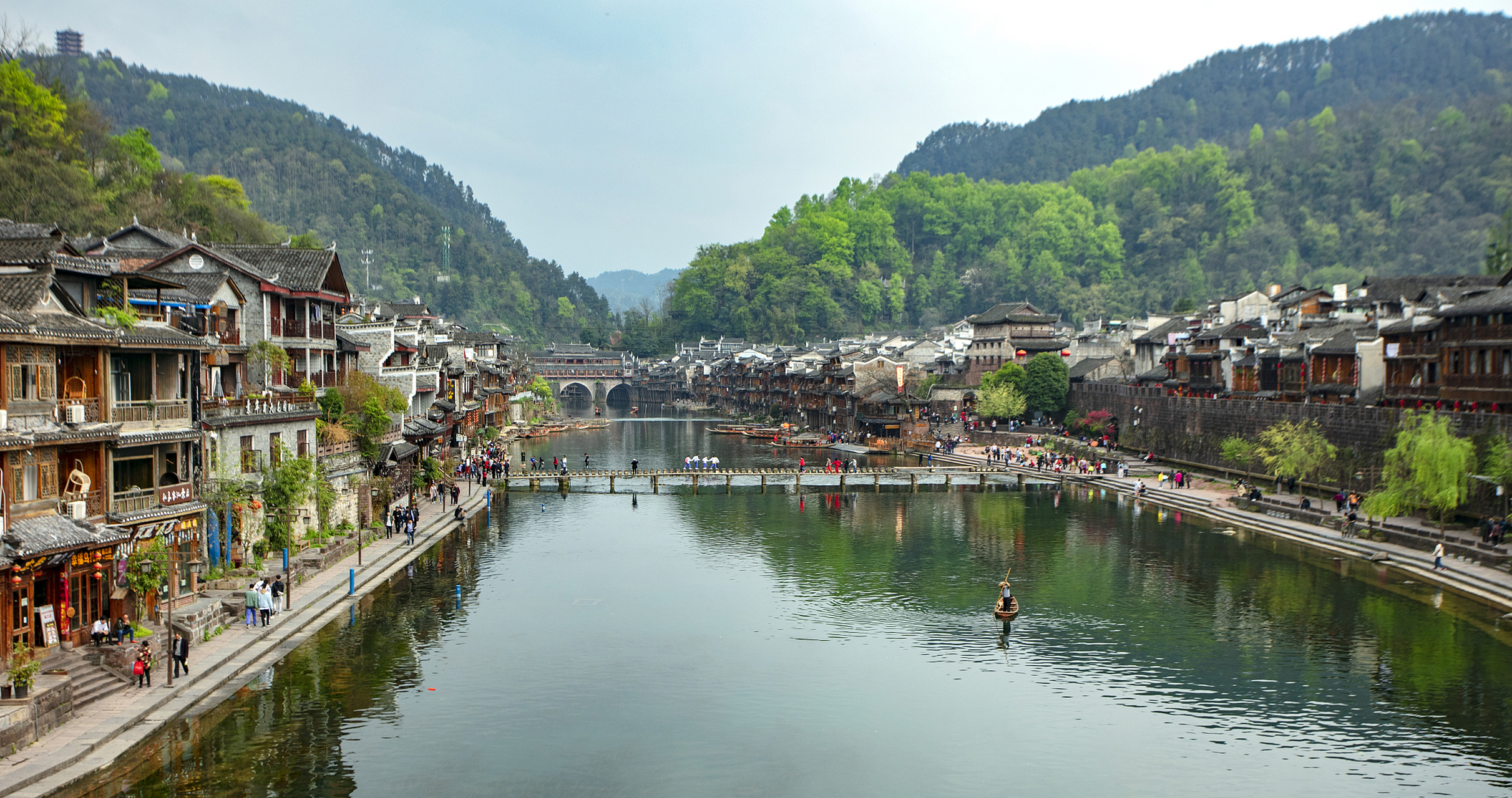 清澈见底的漂流胜地,让您在湍急的流水中尽情驰骋,畅游壮丽山水美景.