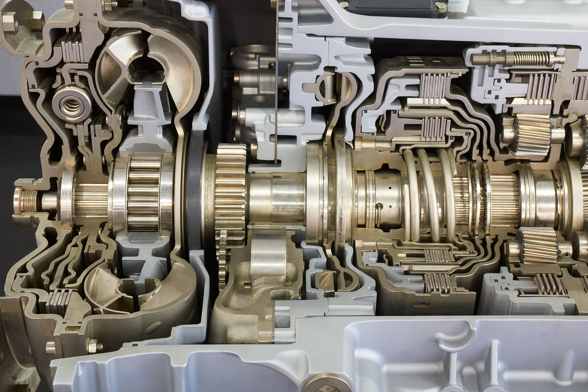 要想在驾驶4at变速箱的汽车时省油,需要注意控制发动机转速,正确使用