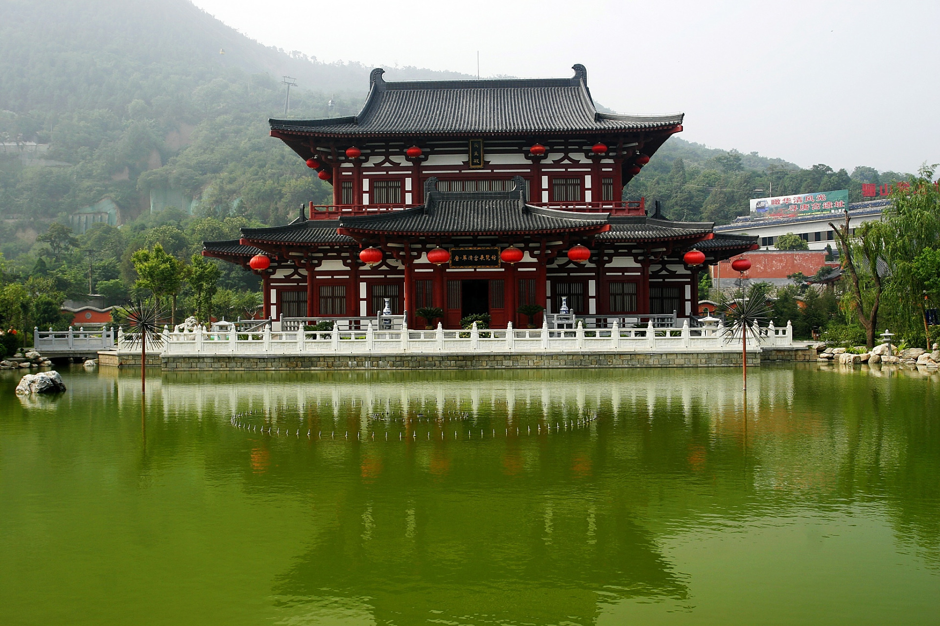 华清池,亦名华清宫,位于陕西省西安市临潼区骊山北麓,西距西安30公里