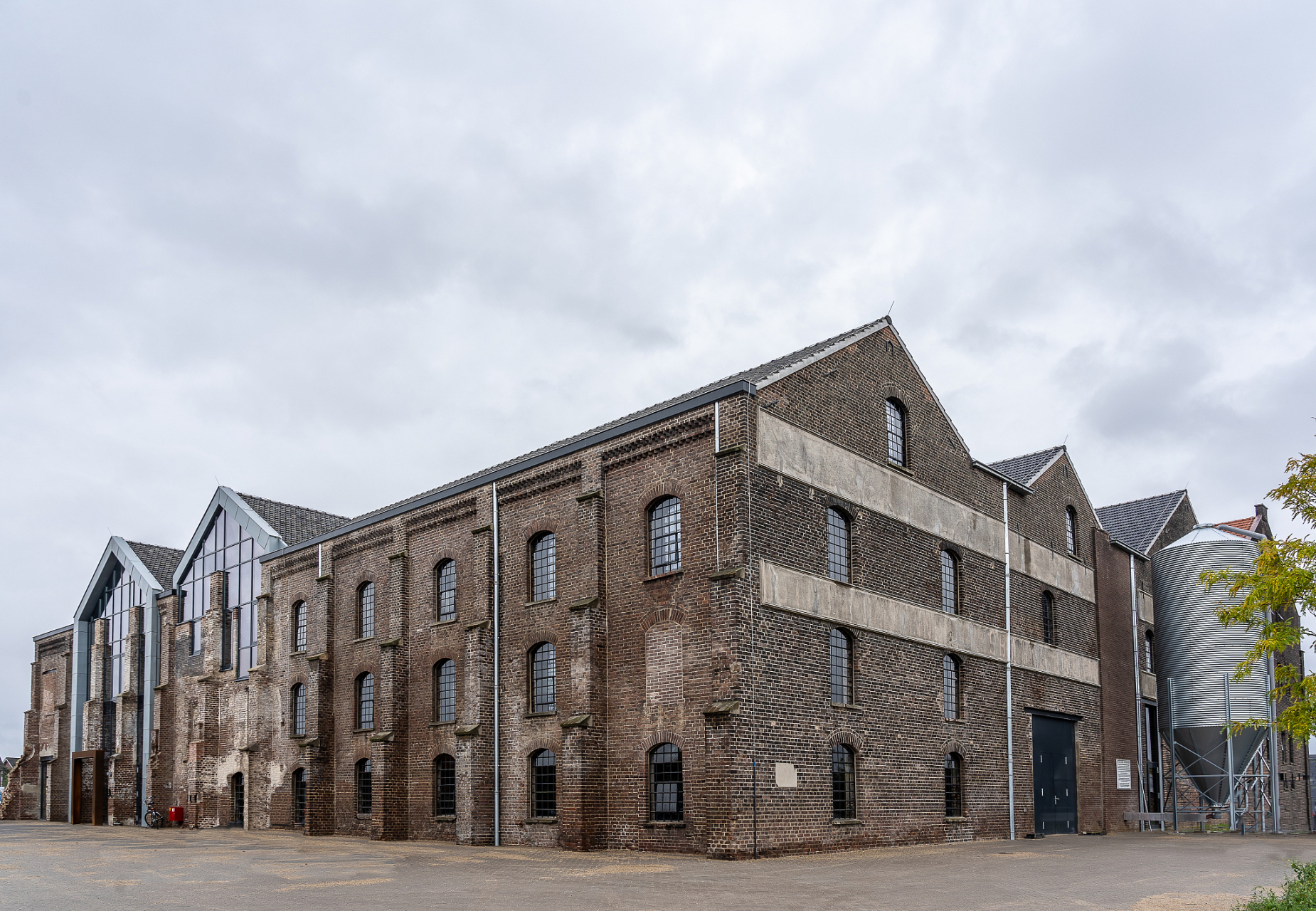 穿越时空的旅行# 西安半坡国际艺术区,位于这座古城的东部,是现代