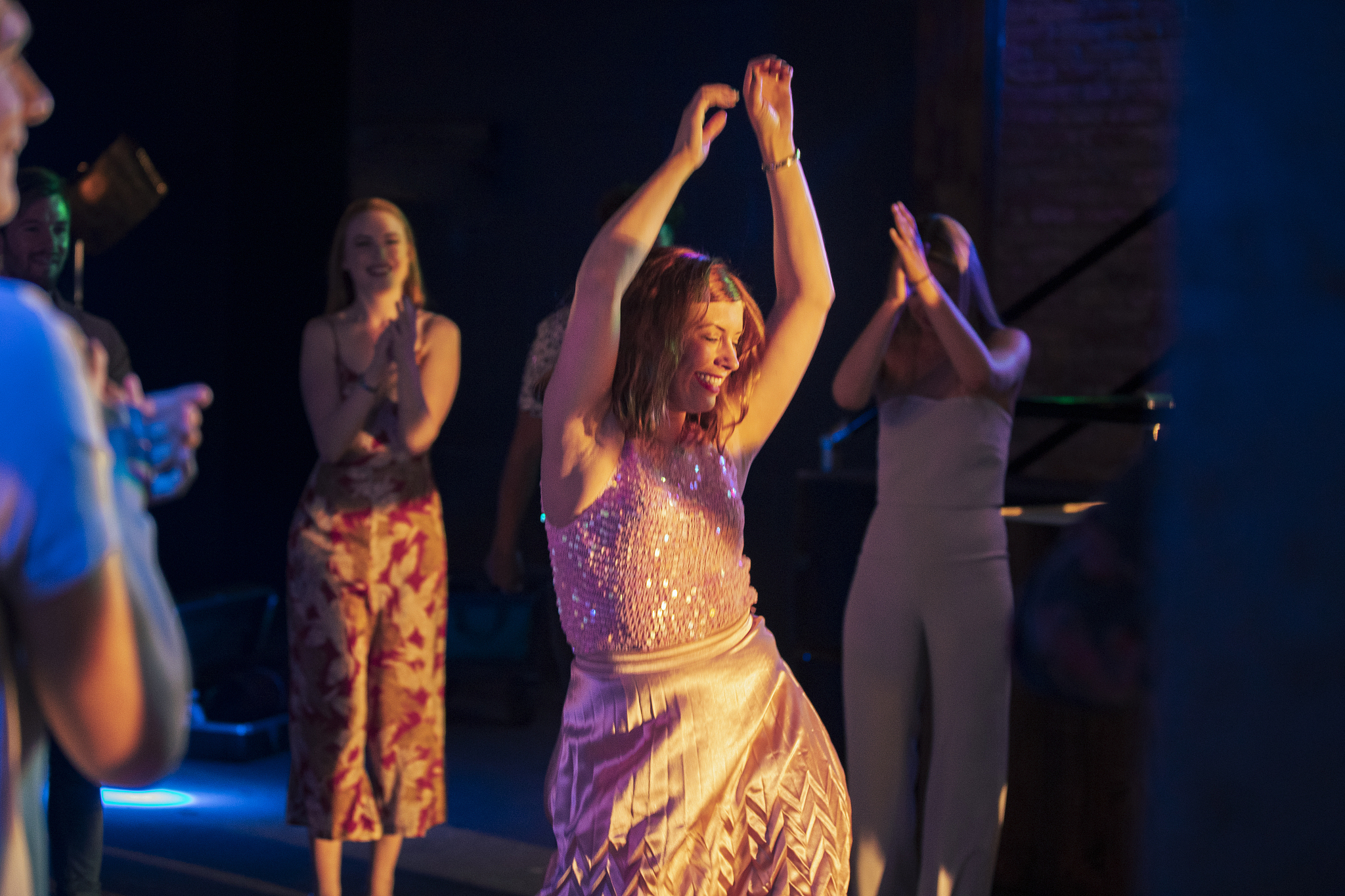 根据双方喜好选择活动,如看烟花或参加音乐会