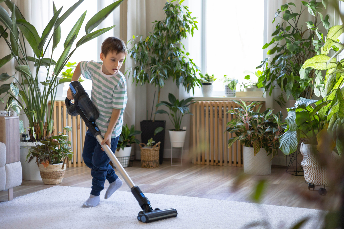 做家务图片小孩在家劳动场景图片男孩打掃房間坉片儿童打扫房间小男孩