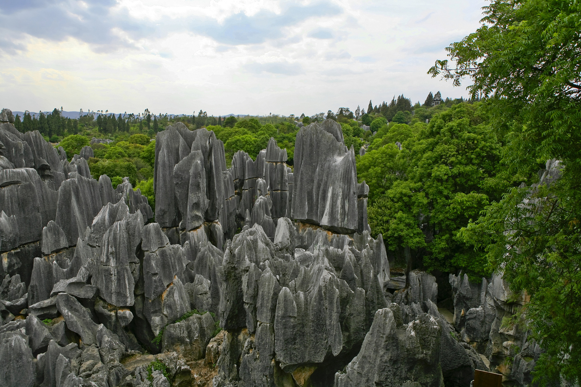 昆明六大景点推荐如下: 1.