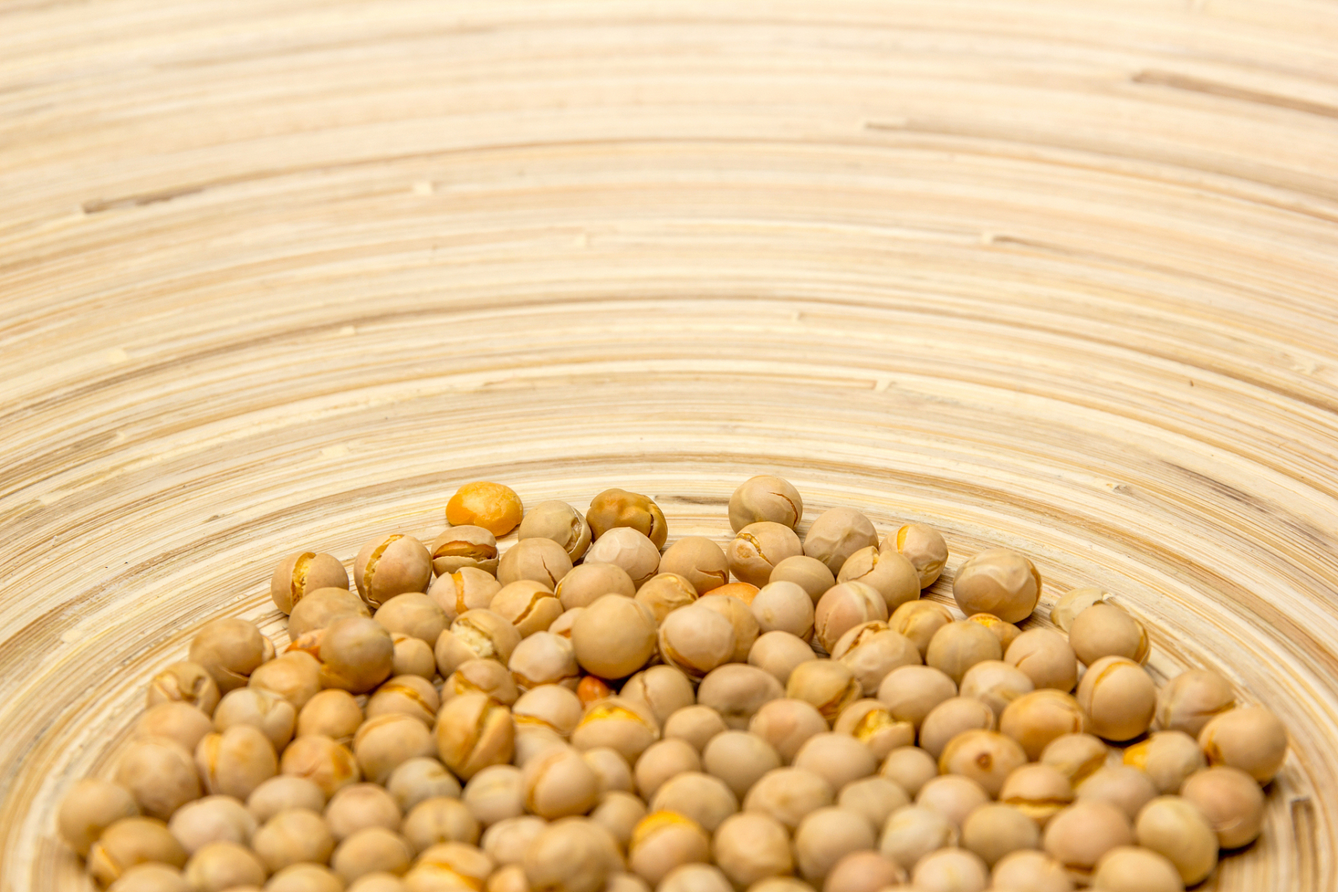 大豆中的食物胰蛋白抑制剂可以影响消化,因此在食用大豆类食物时需要