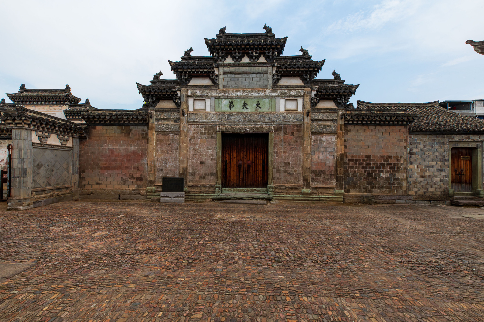 芹川王氏宗祠位于淳安县浪川乡,建筑年代跨足了明清时期.